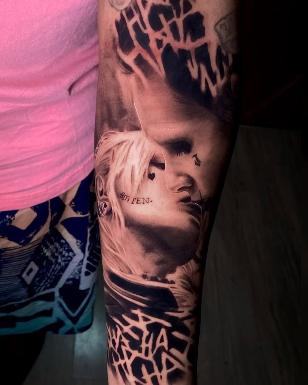 Tatuagem realista — Coringa preto e cinza